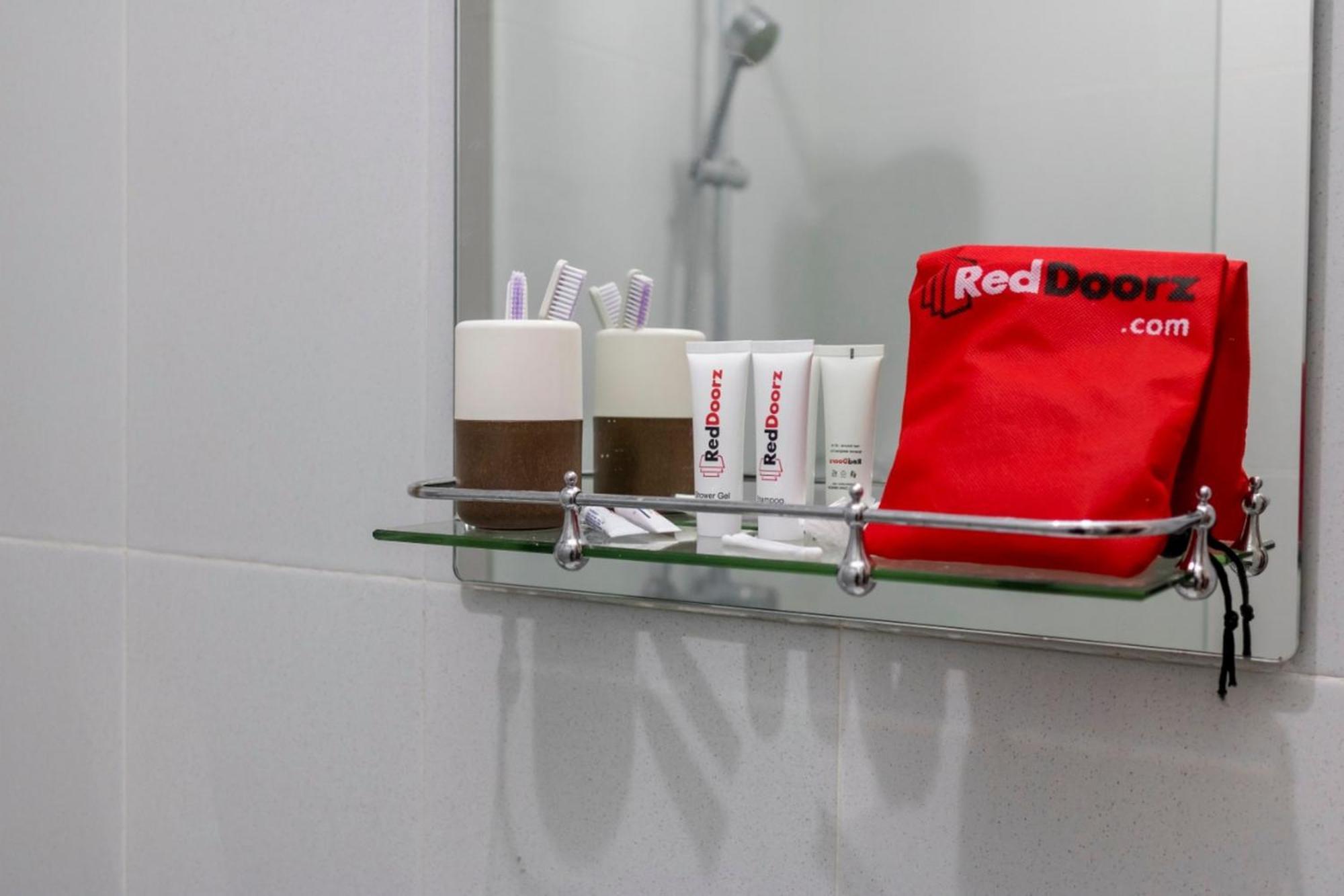 Hotel Reddoorz Syariah @ Haurgeulis Baoen Esterno foto